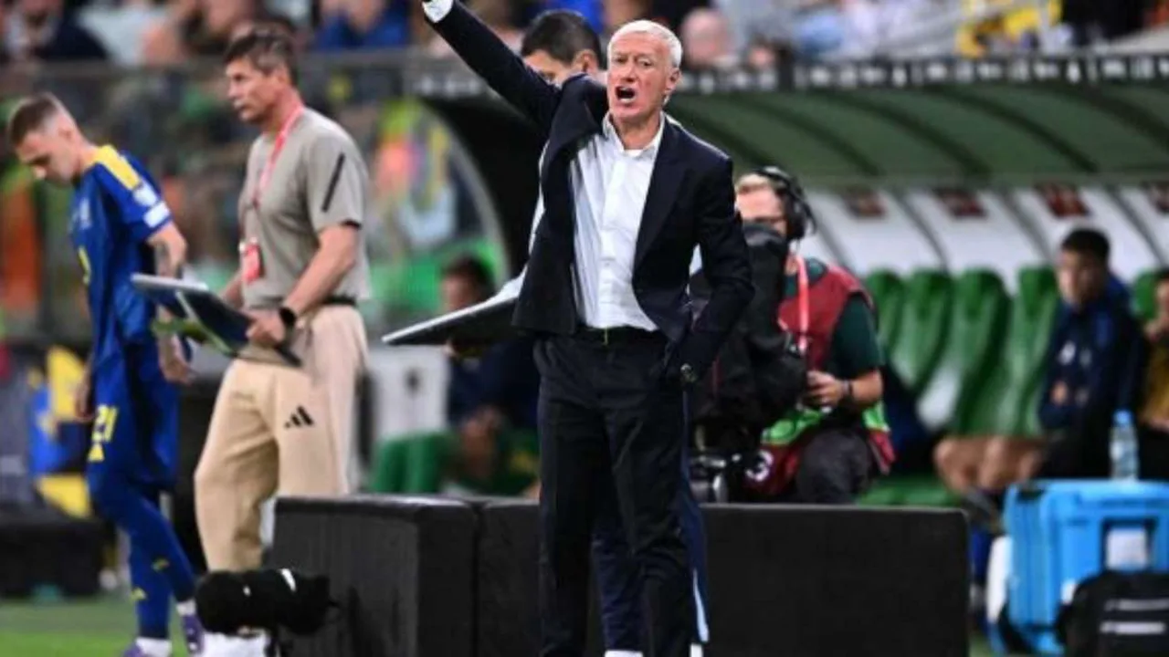 Guy Stéphan de pé na beira do campo observando o treino da seleção francesa durante a Copa do Mundo 2026
