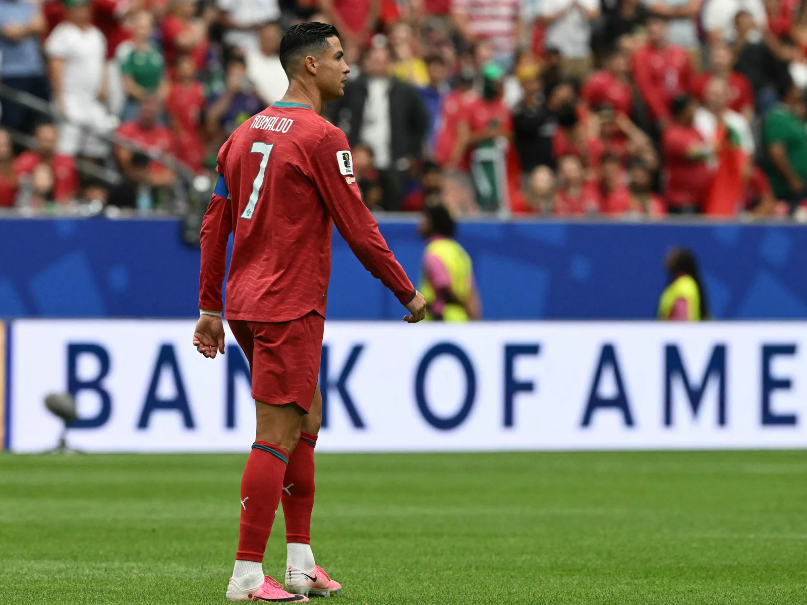 O que acontece antes de Ronaldo entrar em campo Ronaldo marca 2 e Portugal golei