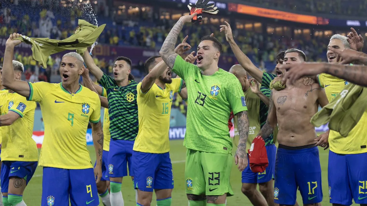 Jogador se prepara para cobrar pênalti em Copa do Mundo com goleiro posicionado na linha do gol
