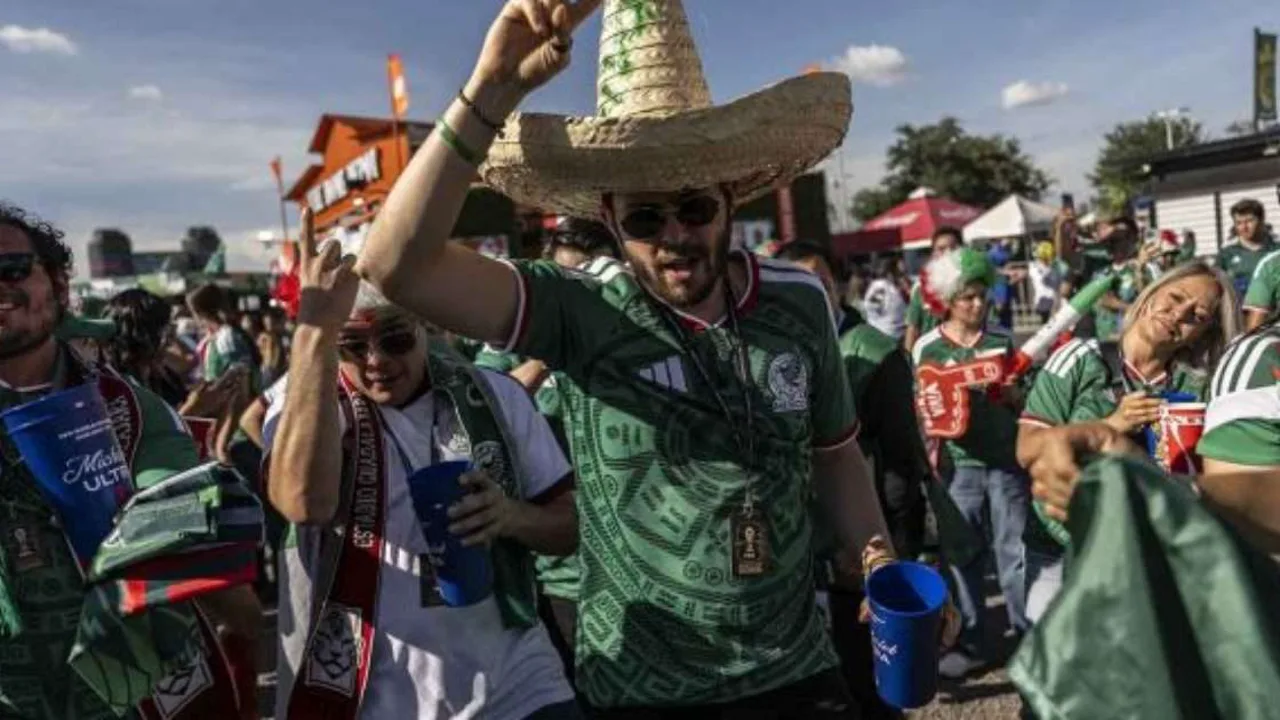Torcedores mexicanos nas ruas da Cidade do México antes de jogo no Estádio Azteca pela Copa do Mundo 2026