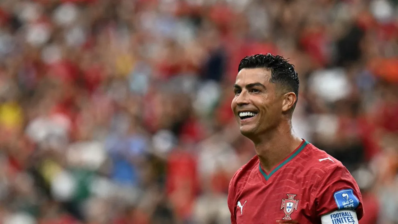 Harry Kane e Cristiano Ronaldo em campo durante a Copa do Mundo, com expressões de concentração