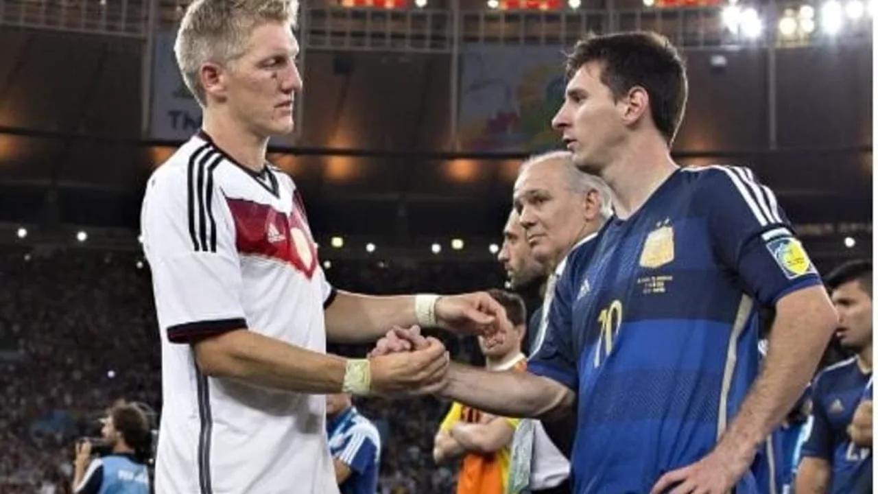 Bastian Schweinsteiger em cabine de transmissão da ARD durante Copa do Mundo 2026