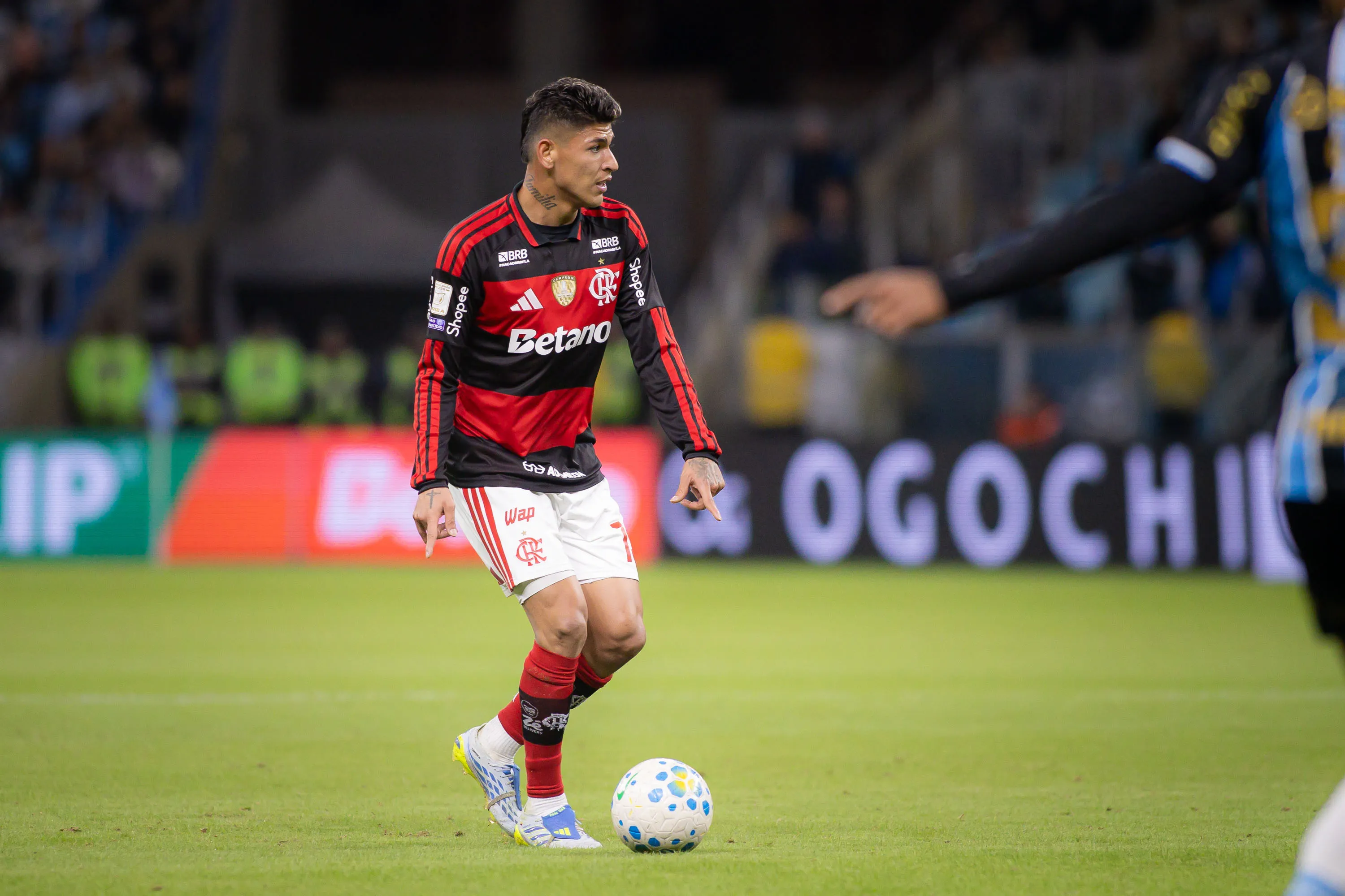 Carrascal entre o banco e a titularidade que o Flamengo conhece Lorenzo escala m