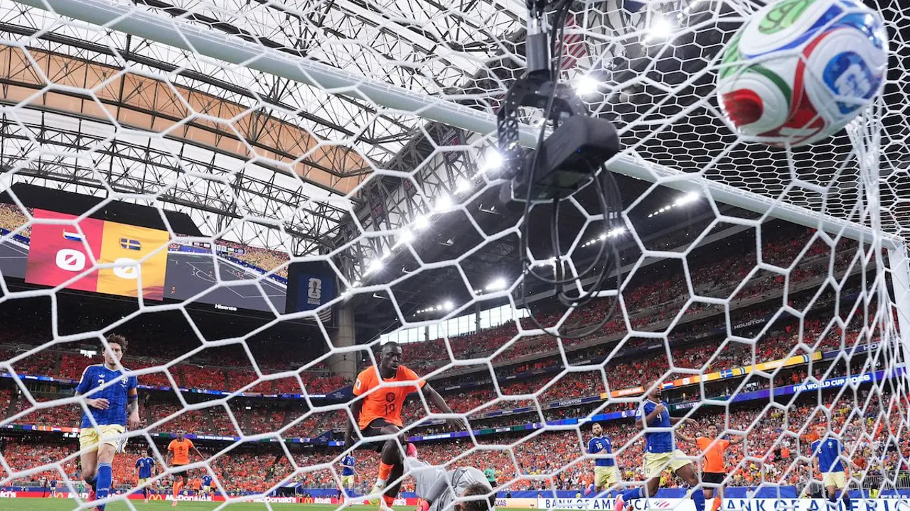 Jogadores do Paraguai e Austrália disputam bola em campo durante a Copa do Mundo 2026 no Levi's Stadium em Santa Clara