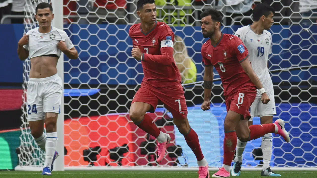 Cristiano Ronaldo e Messi em campo durante a Copa do Mundo 2026, com placares ao fundo