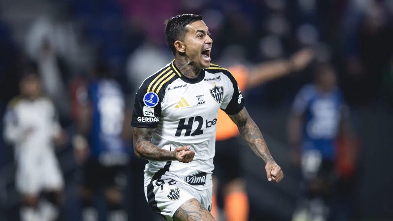 Dudu, atacante do Atlético-MG, com a camisa 92 em campo no Brasileirão Série A 2026