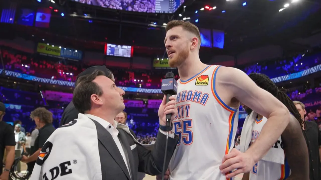 Isaiah Hartenstein, ala-pivô alemão do Oklahoma City Thunder, camisa 55, em posição defensiva na NBA