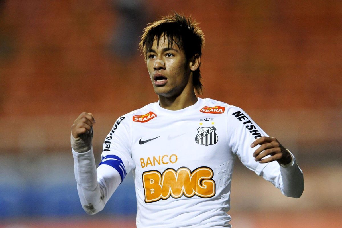Três anos longe e um vestiário que mudou de geração Neymar disponível contra a E