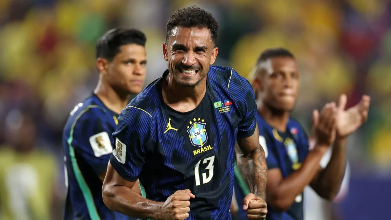 Seleção Brasileira em campo pela Copa do Mundo 2026 com torcida ao fundo nas arquibancadas