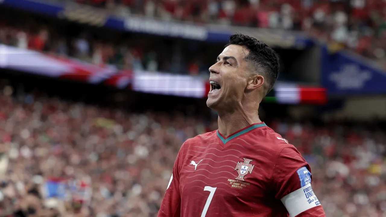 Cristiano Ronaldo comemora gol pela seleção de Portugal na Copa do Mundo 2026 com João Félix ao fundo