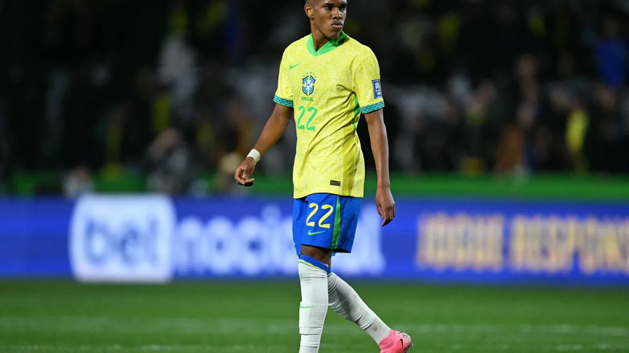 Jogador de futebol segurando o joelho no gramado durante partida da Copa do Mundo 2026, com equipe médica ao redor