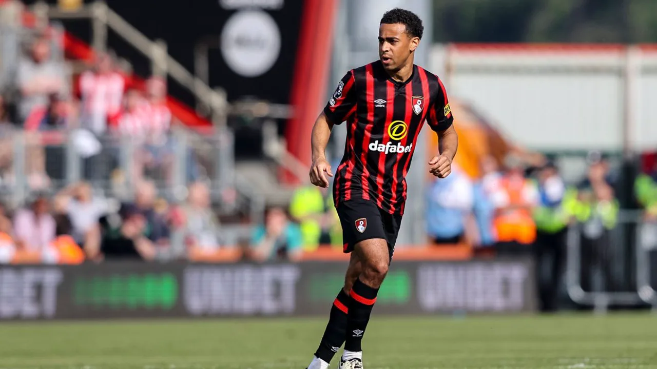 Tyler Adams com a camisa dos Estados Unidos disputando bola no meio-campo durante jogo da Copa do Mundo 2026