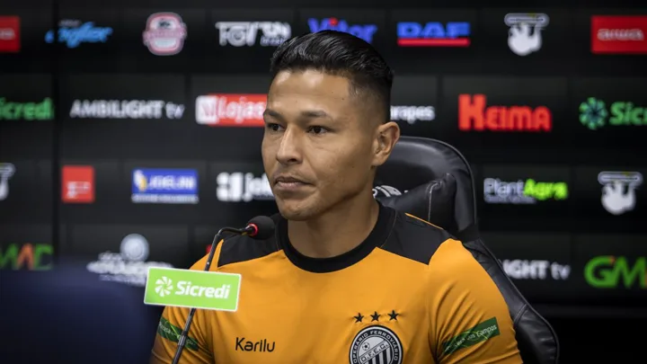 Neto Paraíba, meia do Operário-PR, com a camisa 88 durante partida da Série B do Brasileirão