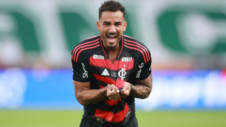 Danilo, zagueiro do Flamengo, camisa 13, em posição defensiva durante partida do Brasileirão Série A 2026