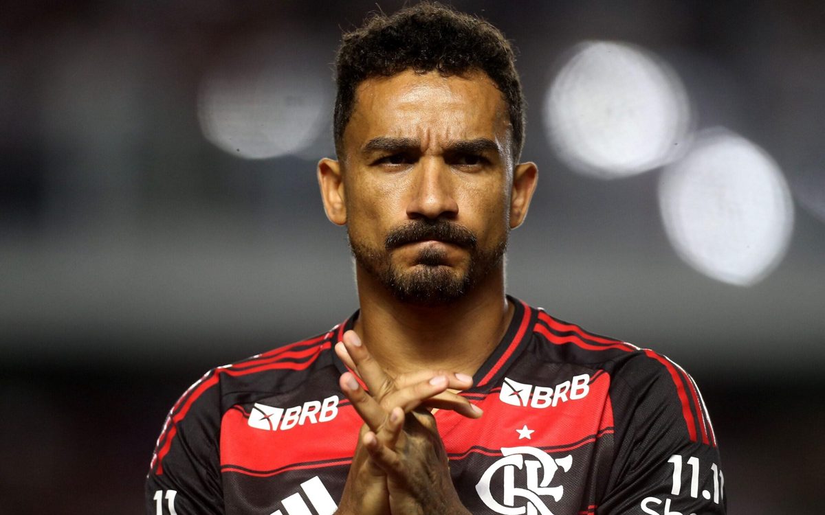 A assinatura técnica que o identifica Danilo aos 34 — o zagueiro que a Europa