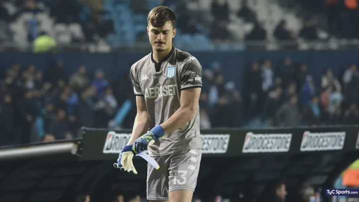 Matías Tagliamonte, goleiro argentino do Racing Club, com 1,95 m, em posição de defesa no Brasileirão Série A 2026