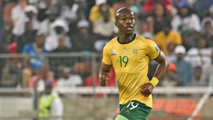 Nkosinathi Sibisi, zagueiro da seleção da África do Sul, em ação defensiva durante partida da Copa do Mundo 2026