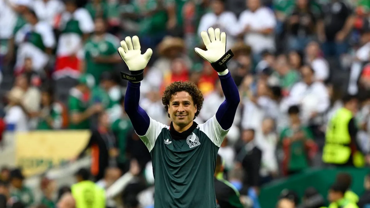 Guillermo Ochoa exibe o Legacy Patch da FIFA na camisa do México durante jogo contra a República Tcheca no Mundial 2026