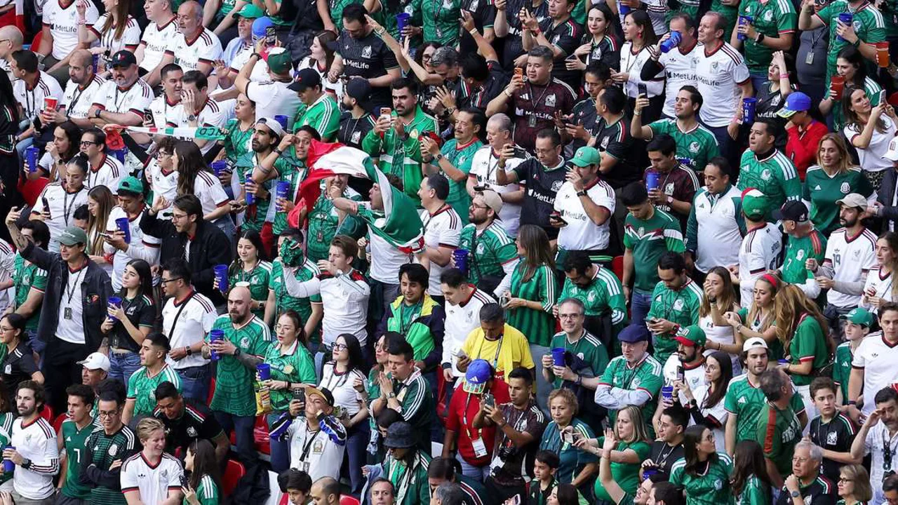 Torcida mexicana no Estádio Azteca durante a Copa do Mundo 2026, com bandeiras e faixas nas arquibancadas