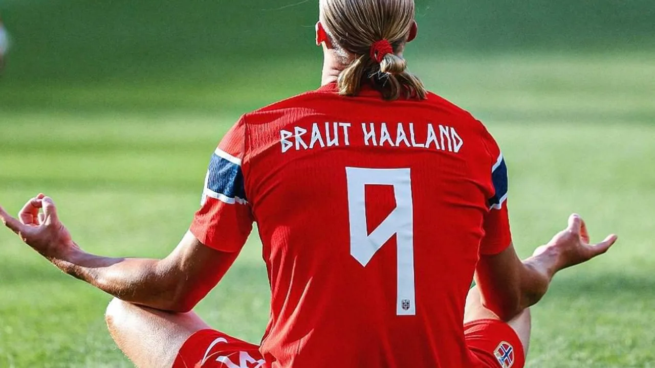 Erling Haaland e Kylian Mbappé em campo durante a Copa do Mundo 2026, com torcidas ao fundo