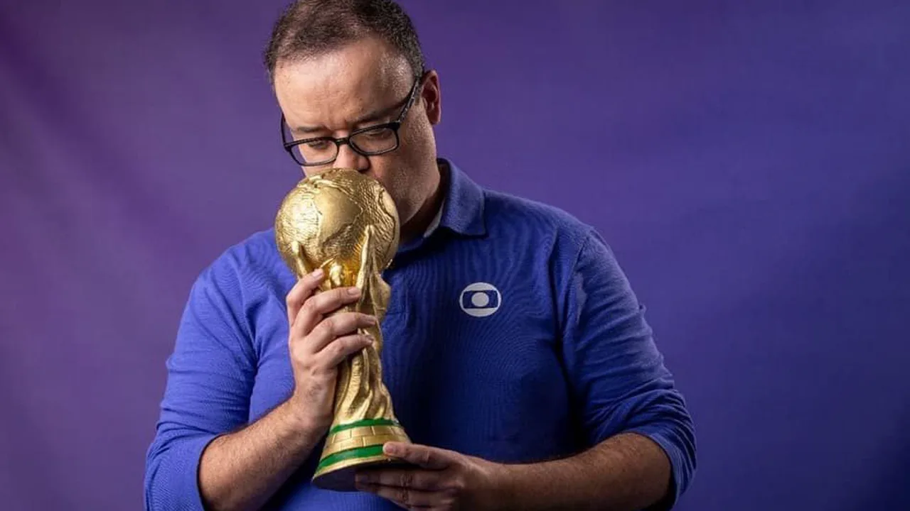 Torcedores assistem jogo da Copa do Mundo 2026 em telão em praça pública no Brasil