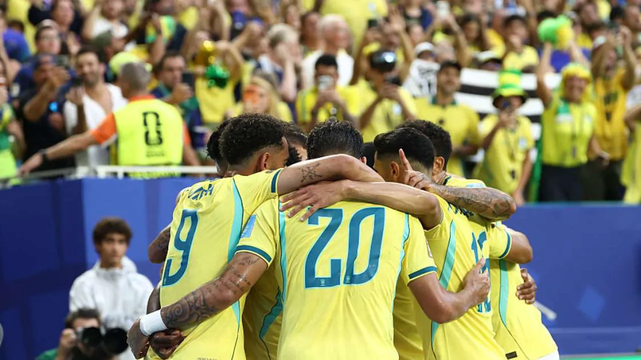 Servidores públicos assistindo jogo da Seleção Brasileira em telão durante horário comercial
