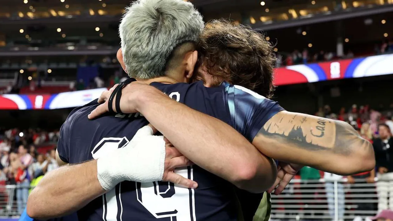 Jogadores do Paraguai e da Austrália disputando bola no Levi's Stadium durante a Copa do Mundo 2026