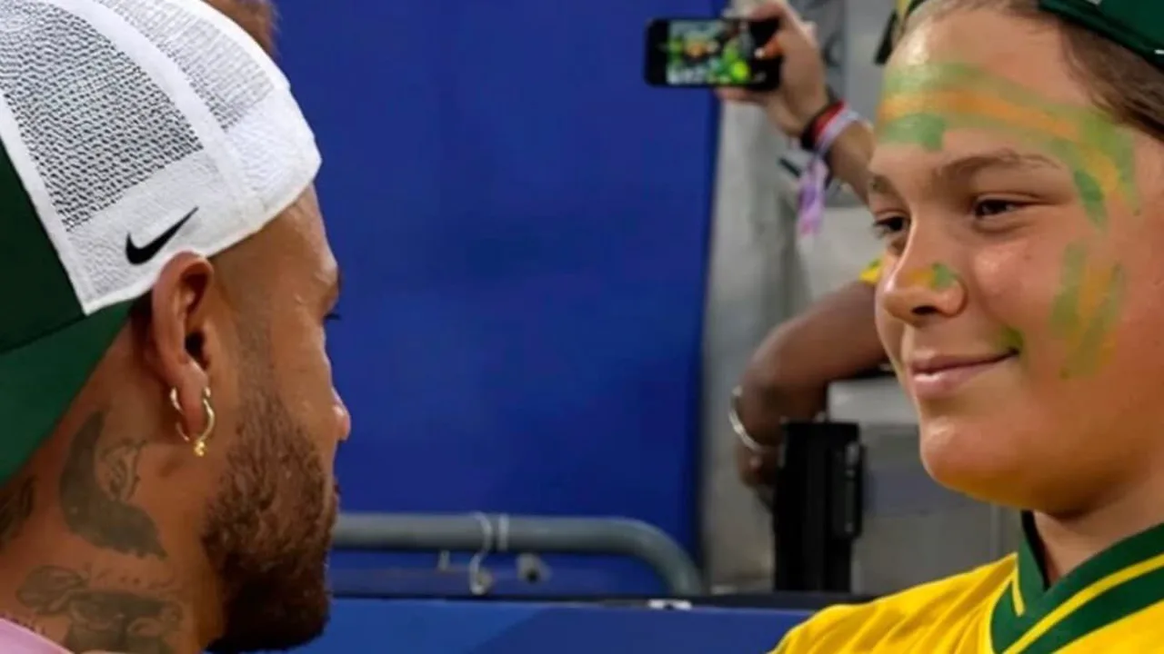 Neymar abraça Davi Lucca no gramado do Hard Rock Stadium após vitória do Brasil por 3 a 0 sobre a Escócia