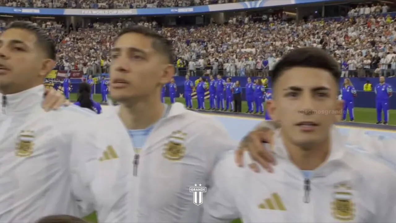 Jogadores da Copa 2026 desembarcando em aeroporto com bolsas Hermès Birkin, entre câmeras e torcedores