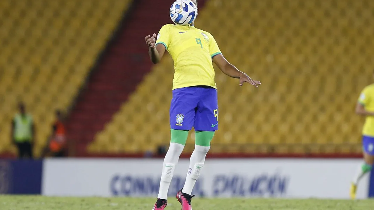 Jogadores sul-americanos comemorando gol na Copa do Mundo 2026 com torcida ao fundo nas arquibancadas