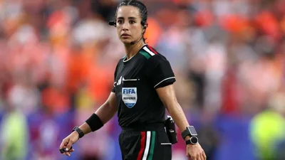Skhiri ficou no vestiário e Katia García parou a Copa para buscá-lo