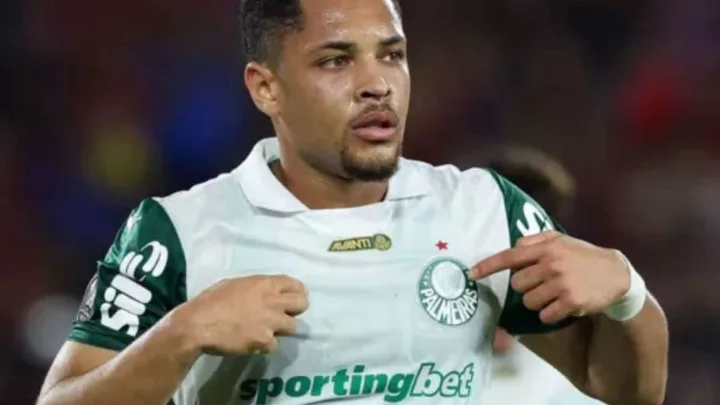 Vitor Roque com a camisa do Palmeiras e Yuri Alberto com a camisa do Corinthians, frente a frente em campo
