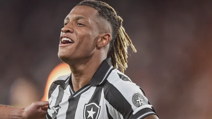 Danilo, meia do Botafogo, com a camisa 8 durante partida do Brasileirão Série A 2026