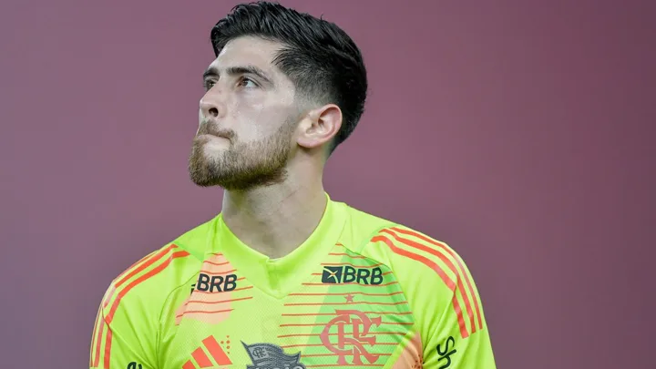 Agustín Rossi, goleiro do Flamengo, posicionado na linha do gol durante partida do Brasileirão Série A