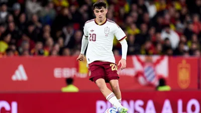 A camisa branca da Espanha e o azul-obsidiana do Uruguai dividem a Copa
