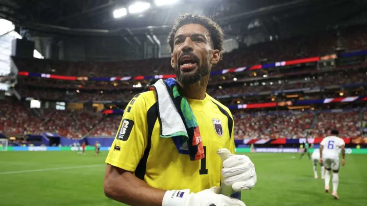 Goleiro Vozinha, de Cabo Verde, celebra defesa contra a Espanha na Copa do Mundo 2026 em Atlanta