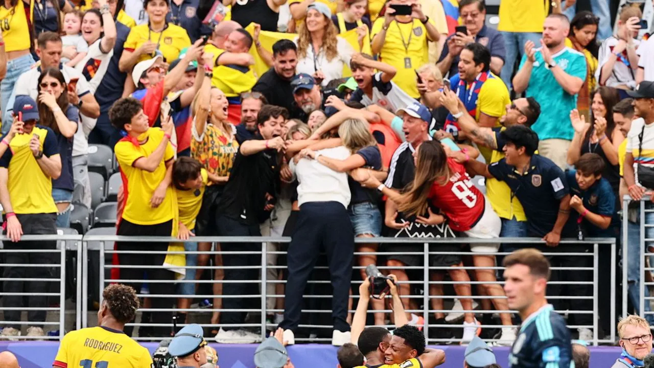 Beccacece sobe nas arquibancadas do MetLife Stadium para abraçar a família após classificação do Equador na Copa do Mundo