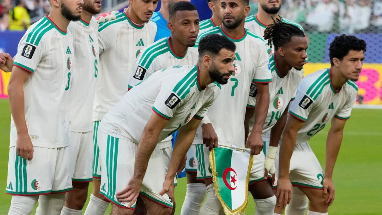 Jogadores de Argélia e Áustria em campo no Arrowhead Stadium durante partida decisiva da Copa do Mundo 2026