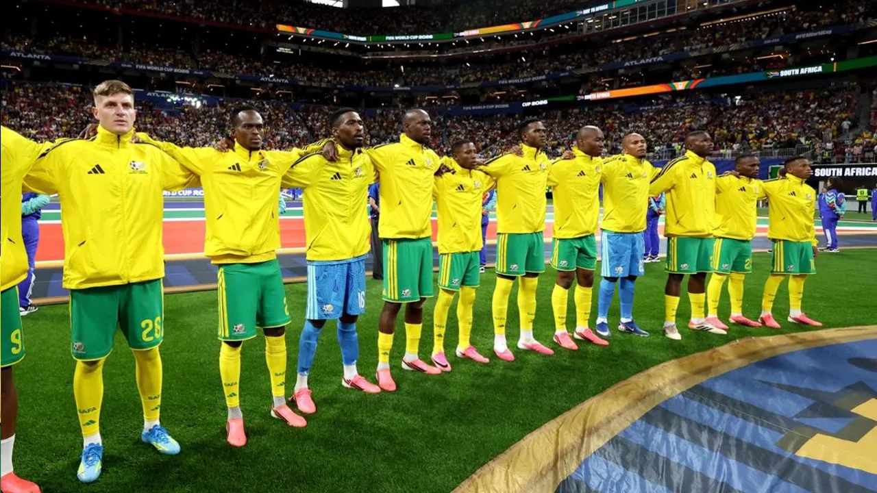 Jogadores da África do Sul e do Canadá disputando bola no SoFi Stadium em Los Angeles na Copa do Mundo 2026