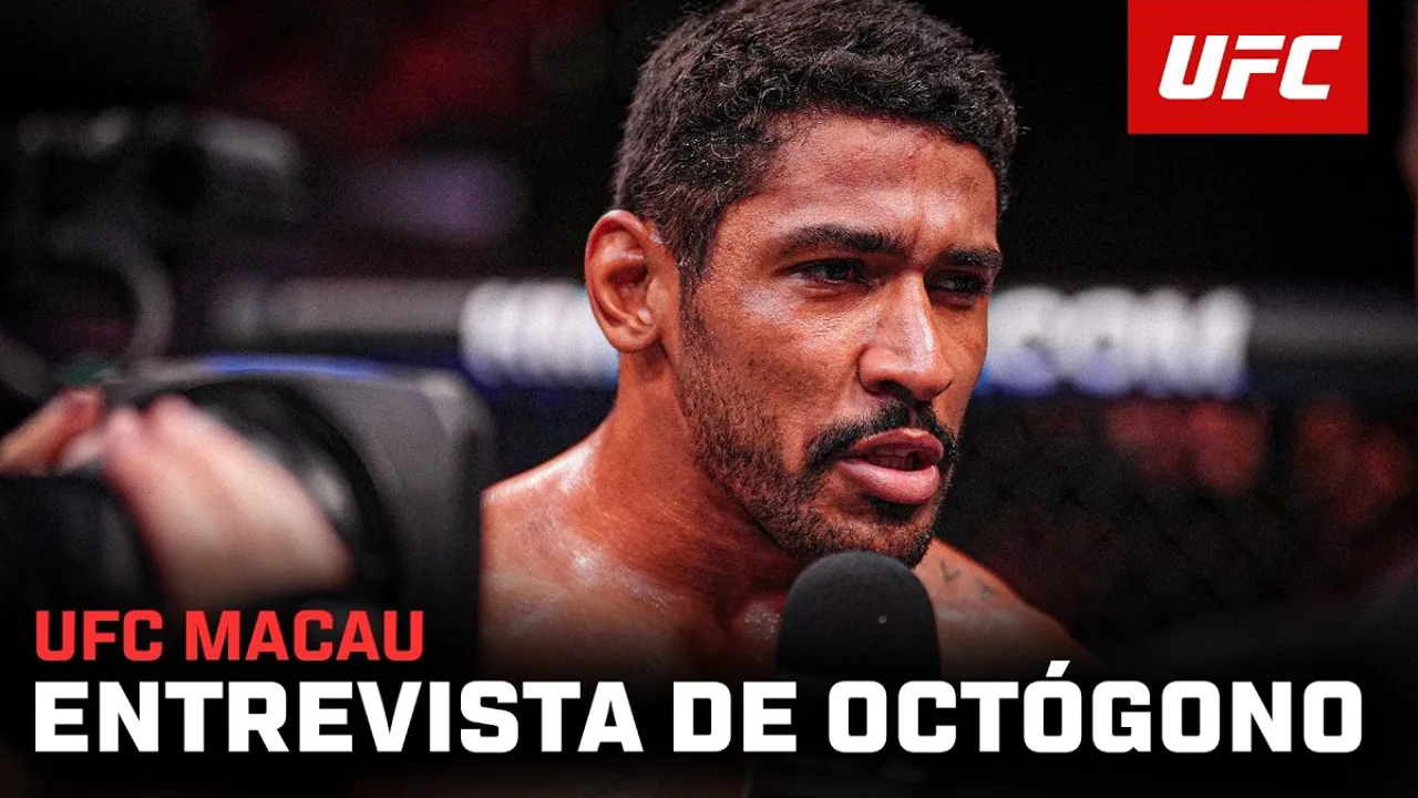 Octógono vazio do UFC iluminado com foco central, representando a origem histórica do evento de MMA criado em 1993