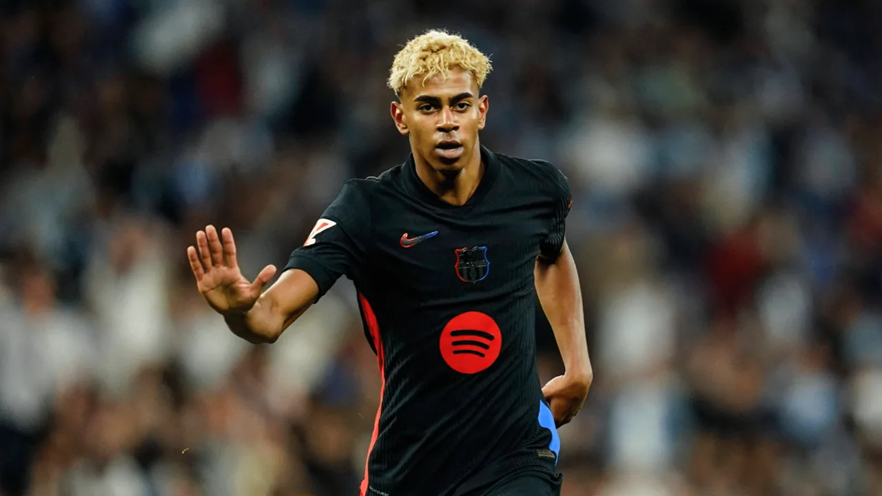 Yéremy Pino deixa o campo com o braço imobilizado em tipoia após partida da Espanha na Copa do Mundo 2026