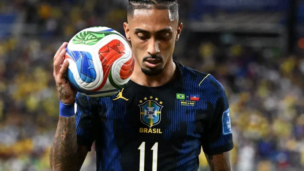 Rayan com a camisa da Seleção Brasileira em campo durante treino na Copa do Mundo 2026