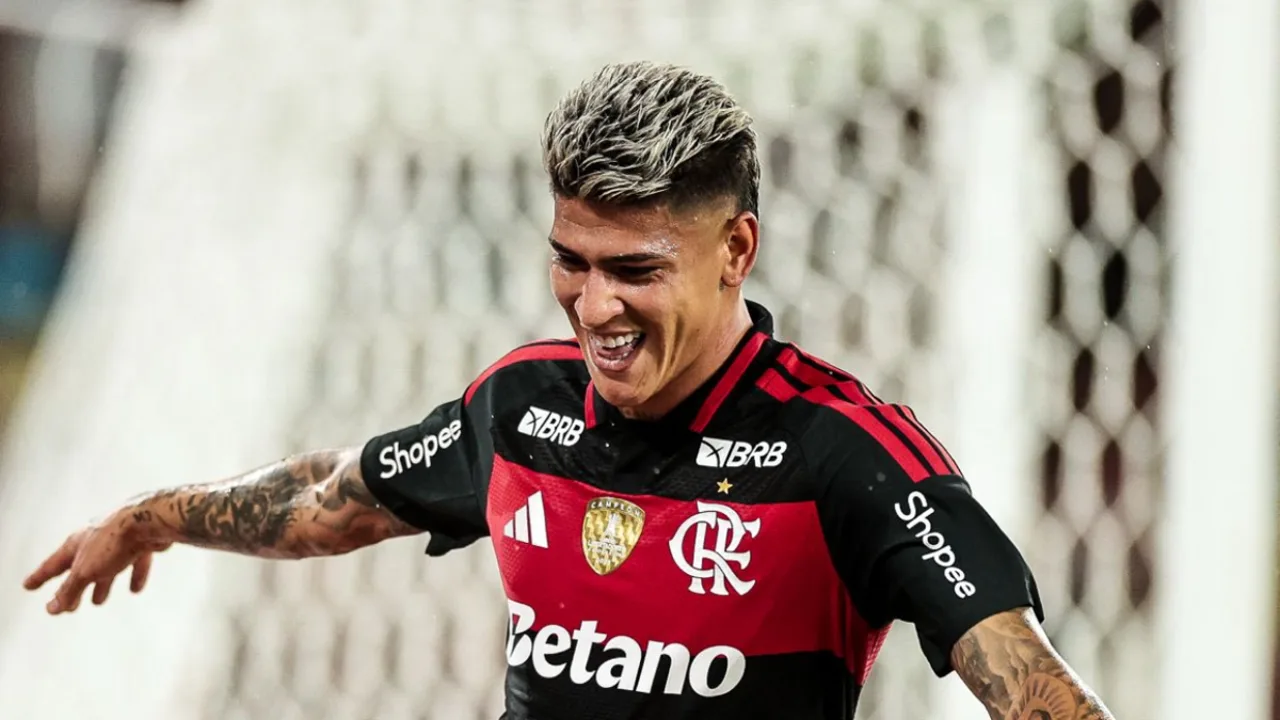 Jhon Arias com a camisa da Colômbia em campo na Copa do Mundo 2026 diante da defesa portuguesa