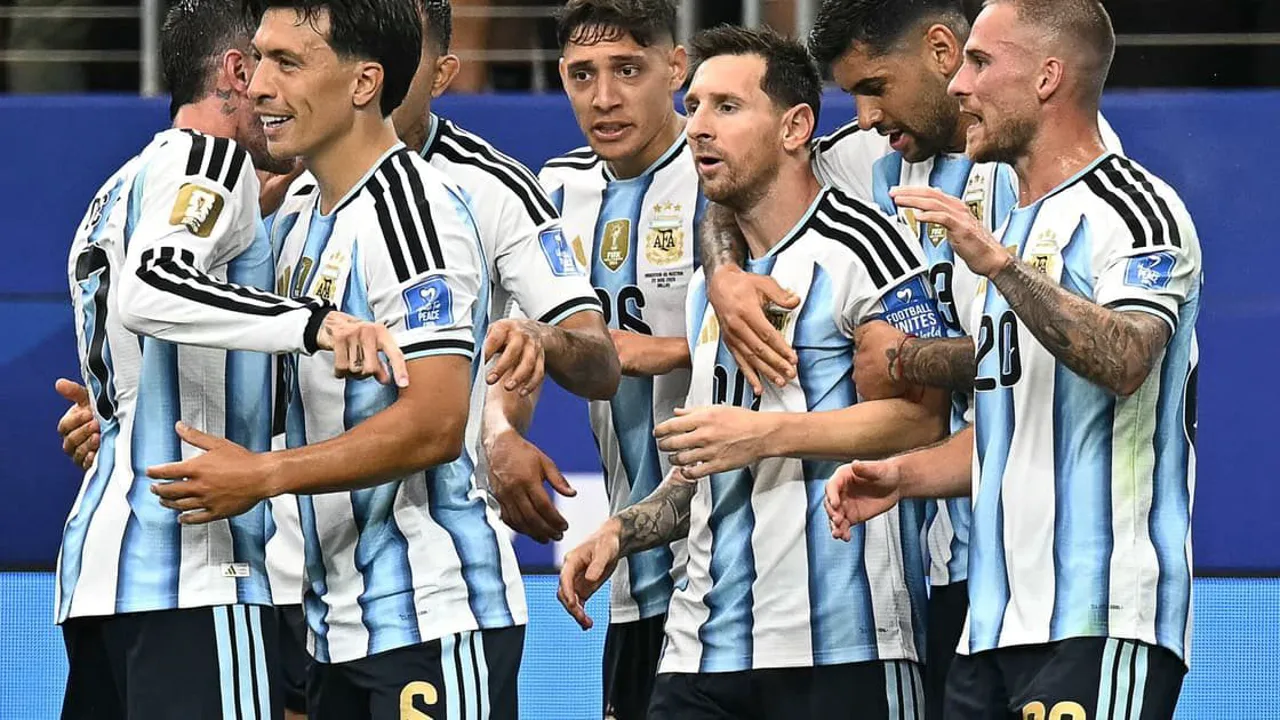 Lionel Messi com a camisa da Argentina comemorando gol no AT&T Stadium em Dallas durante a Copa do Mundo 2026