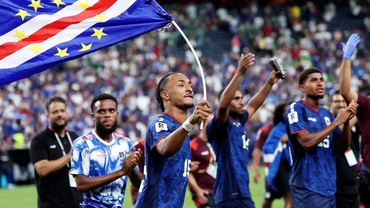 Jogadores de Cabo Verde celebrando classificação ao mata-mata da Copa do Mundo 2026 no gramado