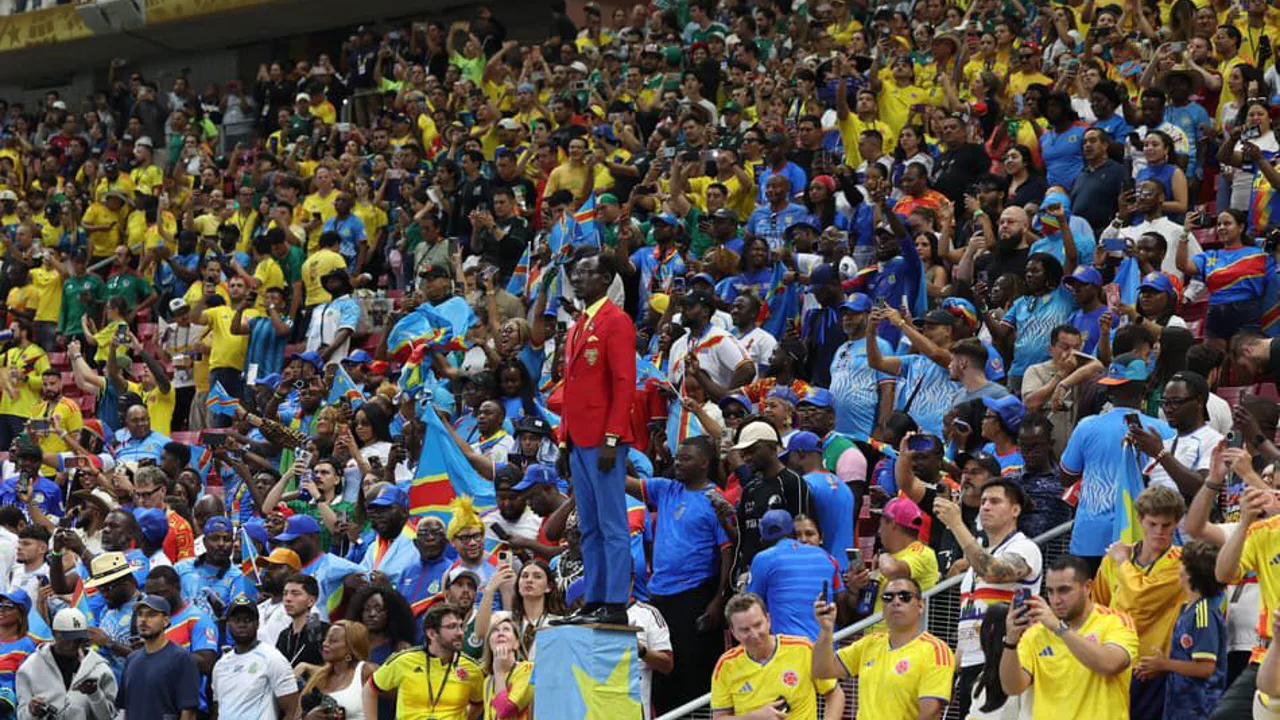 Torcedores colombianos com bandeiras no Hard Rock Stadium em Miami durante jogo da Copa do Mundo 2026