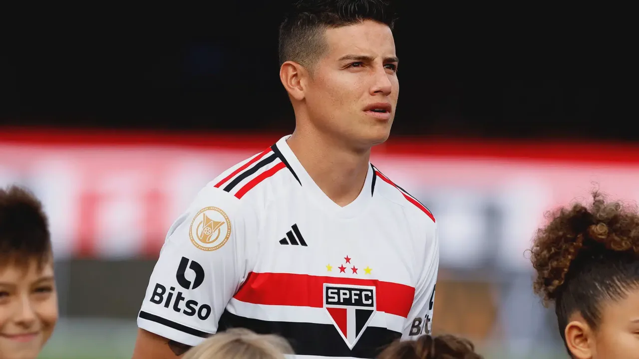 James Rodríguez conduz a bola rodeado de jogadores de Portugal no Hard Rock Stadium em Miami, Copa do Mundo 2026