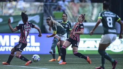 O camisa 9 do presente e o do futuro: Roque ou Yuri Alberto, quem lidera em cada era?