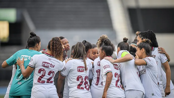 Torcida do Fluminense no Maracanã durante partida eliminatória com placar no telão ao fundo
