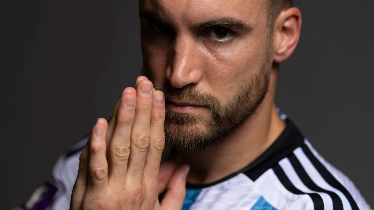 Nicolás Tagliafico com a camisa da Argentina em partida da Copa do Mundo 2026, comemorando com companheiros